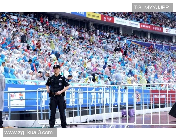 南京足球队比赛经验引发热议球迷对战术与表现的不同看法